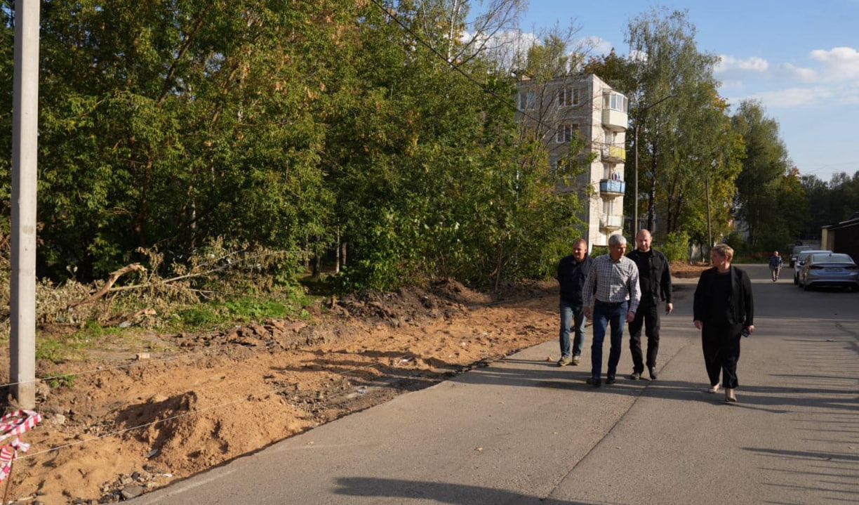 В мкр. Углич в Сергиевом Посаде у домов №101, 101А, 101Б и 102 по просьбам жителей строят новый тротуар