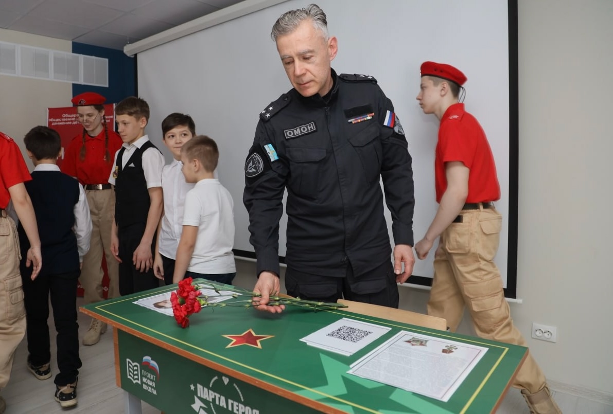 В школе №26 Сергиево-Посадского округа состоялась торжественная церемония открытия «Парты Героя»