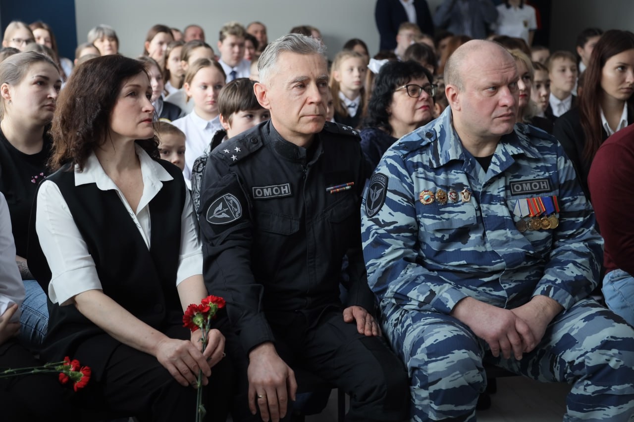 В школе №26 Сергиево-Посадского округа состоялась торжественная церемония открытия «Парты Героя»