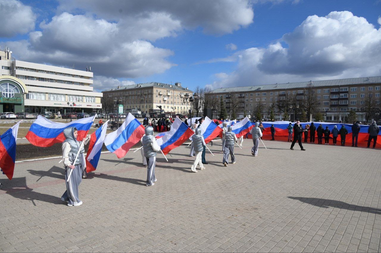 Флешмоб, посвященный годовщине воссоединения Крыма и Севастополя с Российской Федерацией, состоялся в Сергиевом Посаде