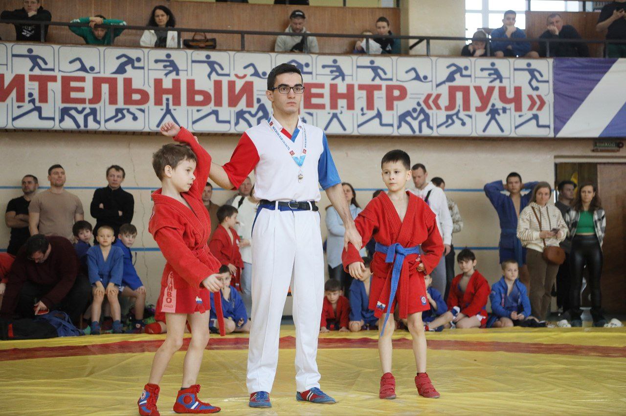 Больше 150 спортсменов принимают участие в турнире по самбо «Золотой круг»