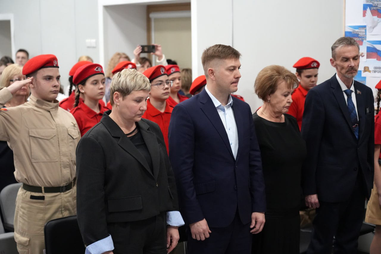 В школе №14 открыли две «Парты Героя» нашим землякам, героически погибшим в зоне проведения специальной военной операции